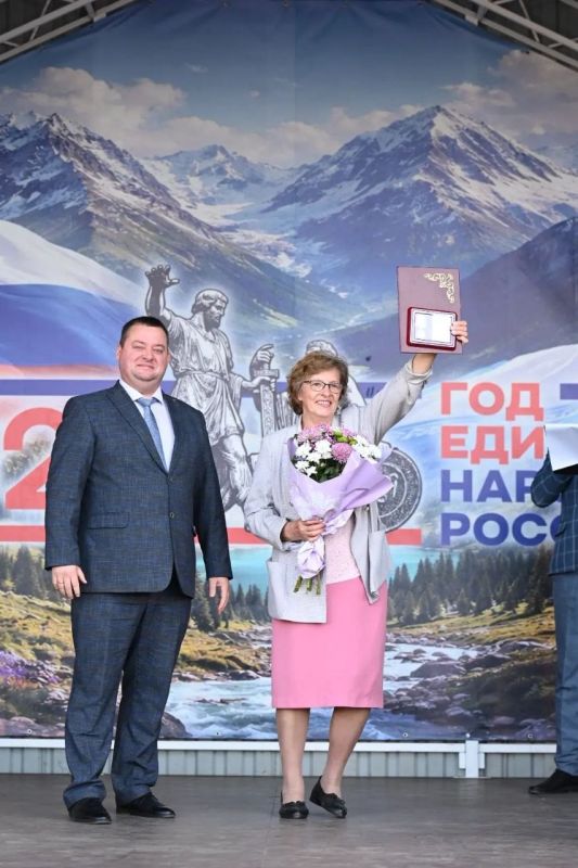 Глава Майминского района Пётр Громов рассказал о праздновании 216-летия села Майма, подчеркнув, что оно является сердцем и административным центром района, а все его успехи достигнуты благодаря труду и любви жителей к своей... Глава Майминского района Пётр Громов рассказал о праздновании 216-летия села Майма, подчеркнув, что оно является сердцем и административным центром района, а все его успехи достигнуты благодаря труду и любви жителей к своей...