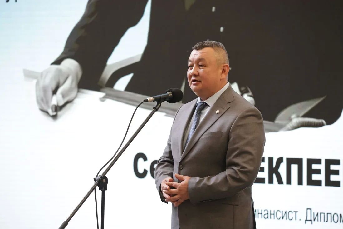 В Республике Алтай почтили память государственного деятеля Сергея Пекпеева В Республике Алтай почтили память государственного деятеля Сергея Пекпеева