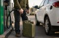 Роспотребнадзор запретил АЗС отказывать автомобилистам в отпуске топлива в канистры, сообщают СМИ