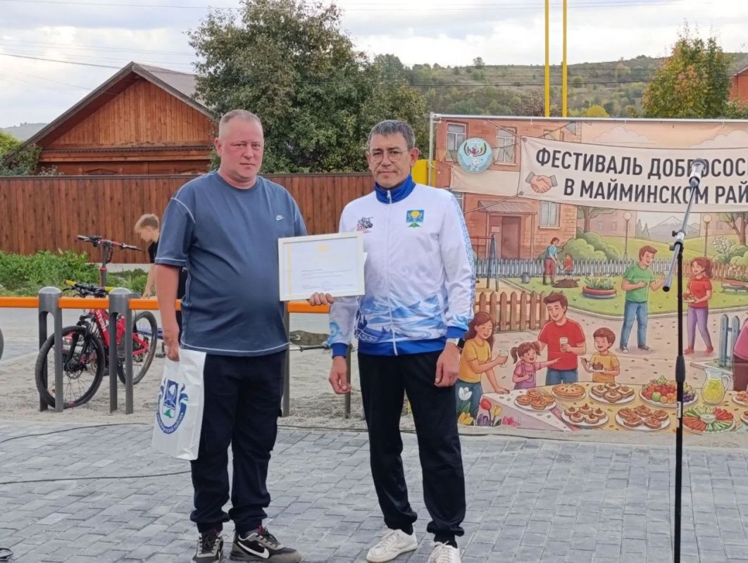В Майме на улице Заводской рядом с Залом бокса открыли новую детскую площадку, построенную по просьбам местных жителей на месте бывшего пустыря В Майме на улице Заводской рядом с Залом бокса открыли новую детскую площадку, построенную по просьбам местных жителей на месте бывшего пустыря