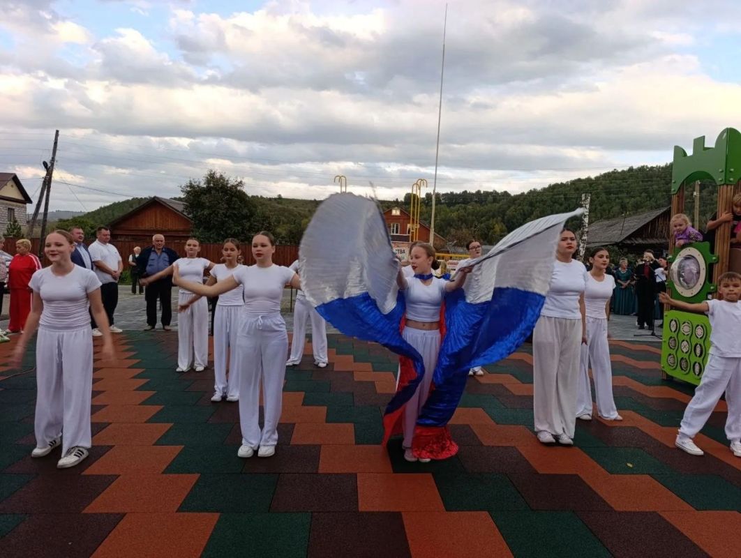 В Майме на улице Заводской рядом с Залом бокса открыли новую детскую площадку, построенную по просьбам местных жителей на месте бывшего пустыря В Майме на улице Заводской рядом с Залом бокса открыли новую детскую площадку, построенную по просьбам местных жителей на месте бывшего пустыря