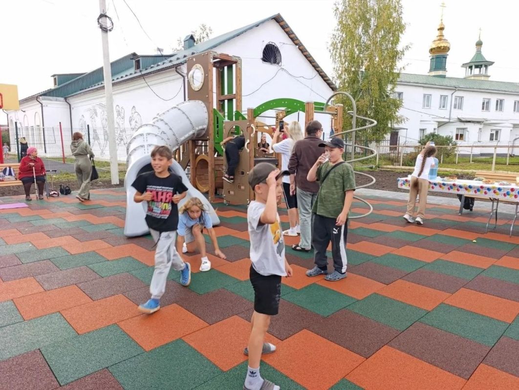 В Майме на улице Заводской рядом с Залом бокса открыли новую детскую площадку, построенную по просьбам местных жителей на месте бывшего пустыря В Майме на улице Заводской рядом с Залом бокса открыли новую детскую площадку, построенную по просьбам местных жителей на месте бывшего пустыря