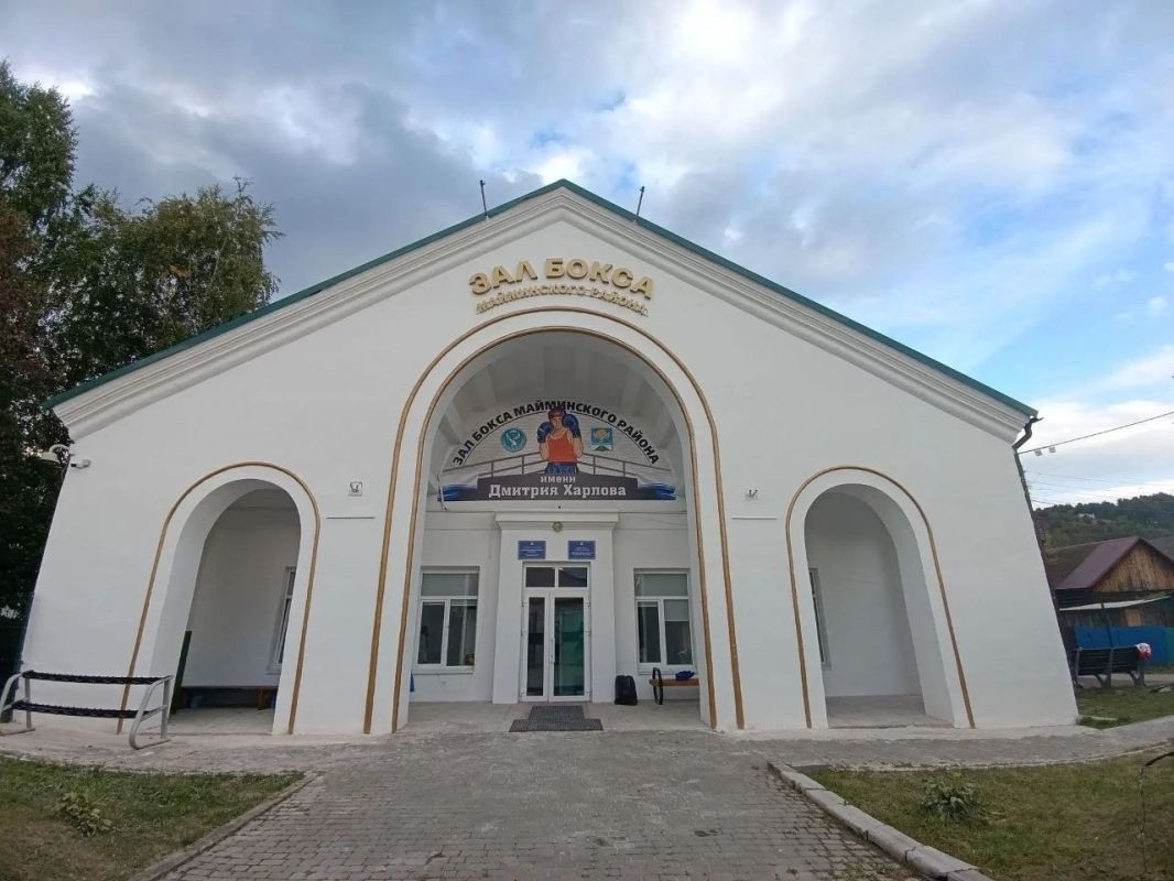 В Майме на улице Заводской рядом с Залом бокса открыли новую детскую площадку, построенную по просьбам местных жителей на месте бывшего пустыря В Майме на улице Заводской рядом с Залом бокса открыли новую детскую площадку, построенную по просьбам местных жителей на месте бывшего пустыря