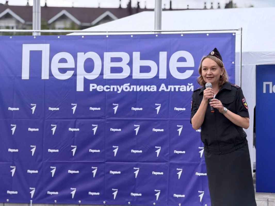 В Горно-Алтайске сотрудники полиции поприветствовали участников Всероссийского физкультурного проекта «Вызов первых» В Горно-Алтайске сотрудники полиции поприветствовали участников Всероссийского физкультурного проекта «Вызов первых»