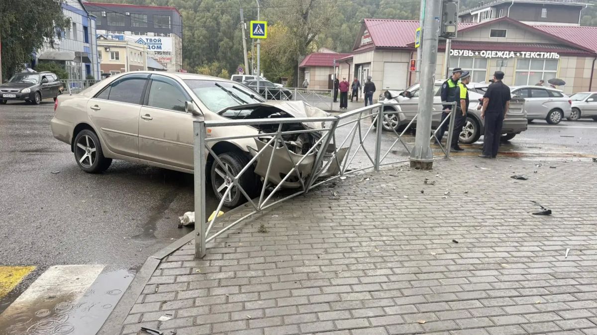 В Горно-Алтайске в результате 2 ДТП пострадали 5 человек В Горно-Алтайске в результате 2 ДТП пострадали 5 человек