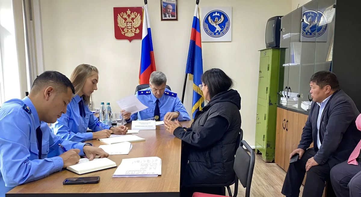 Первый заместитель прокурора Республики Алтай провел личный прием жителей Улаганского района Первый заместитель прокурора Республики Алтай провел личный прием жителей Улаганского района