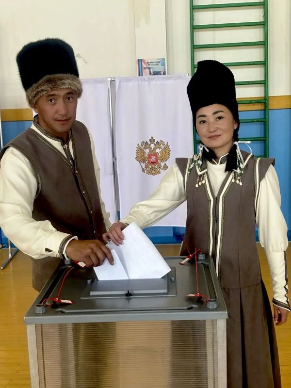 Ещё две молодые пары из Республики Алтай проголосовали в день своей свадьбы Ещё две молодые пары из Республики Алтай проголосовали в день своей свадьбы