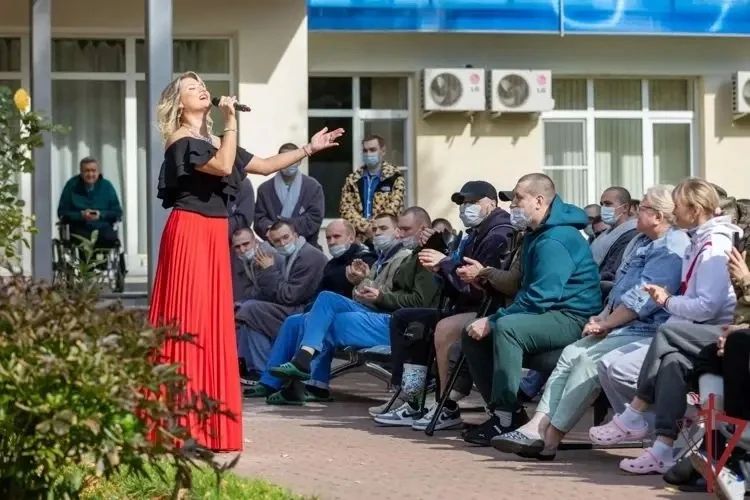 В преддверии Дня сил специального назначения Росгвардии ветеран спецназа Олег Кухта выступил с концертом для раненых участников СВО В преддверии Дня сил специального назначения Росгвардии ветеран спецназа Олег Кухта выступил с концертом для раненых участников СВО