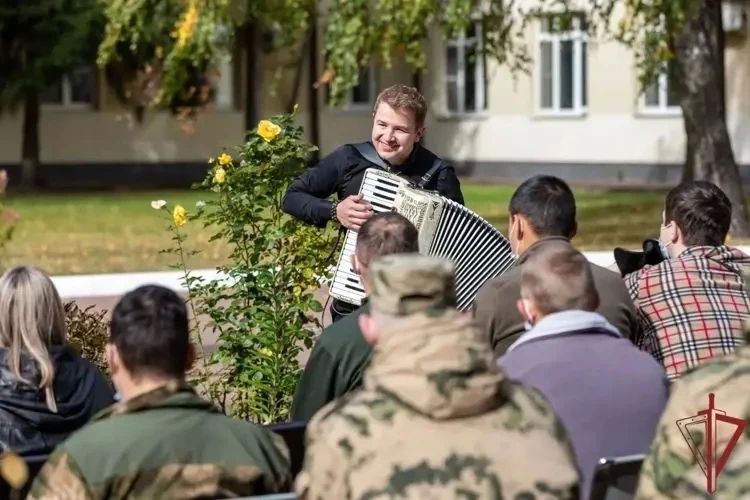 В преддверии Дня сил специального назначения Росгвардии ветеран спецназа Олег Кухта выступил с концертом для раненых участников СВО В преддверии Дня сил специального назначения Росгвардии ветеран спецназа Олег Кухта выступил с концертом для раненых участников СВО