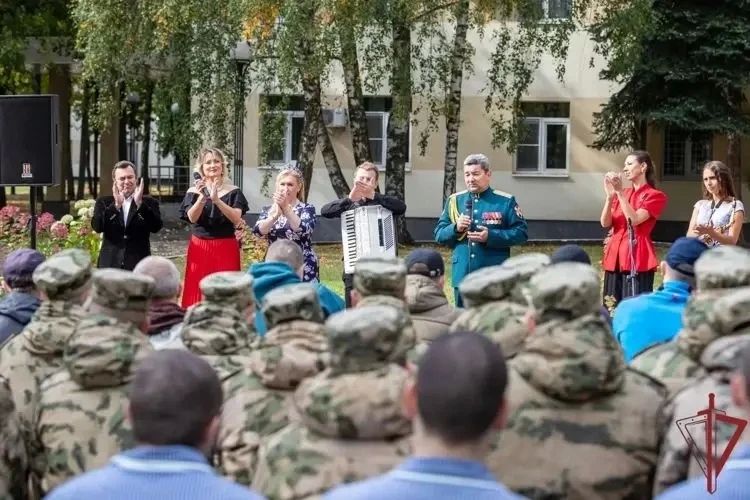 В преддверии Дня сил специального назначения Росгвардии ветеран спецназа Олег Кухта выступил с концертом для раненых участников СВО В преддверии Дня сил специального назначения Росгвардии ветеран спецназа Олег Кухта выступил с концертом для раненых участников СВО
