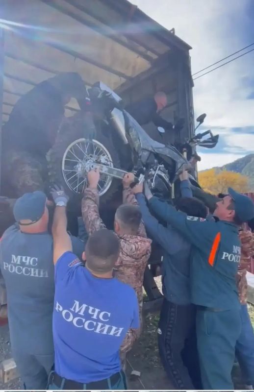 Двадцатитонную фуру с гуманитарной помощью для земляков-военнослужащих вчера загрузили в Чемале Двадцатитонную фуру с гуманитарной помощью для земляков-военнослужащих вчера загрузили в Чемале