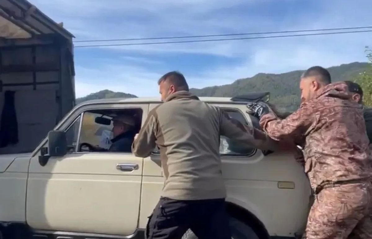 Двадцатитонную фуру с гуманитарной помощью для земляков-военнослужащих вчера загрузили в Чемале Двадцатитонную фуру с гуманитарной помощью для земляков-военнослужащих вчера загрузили в Чемале