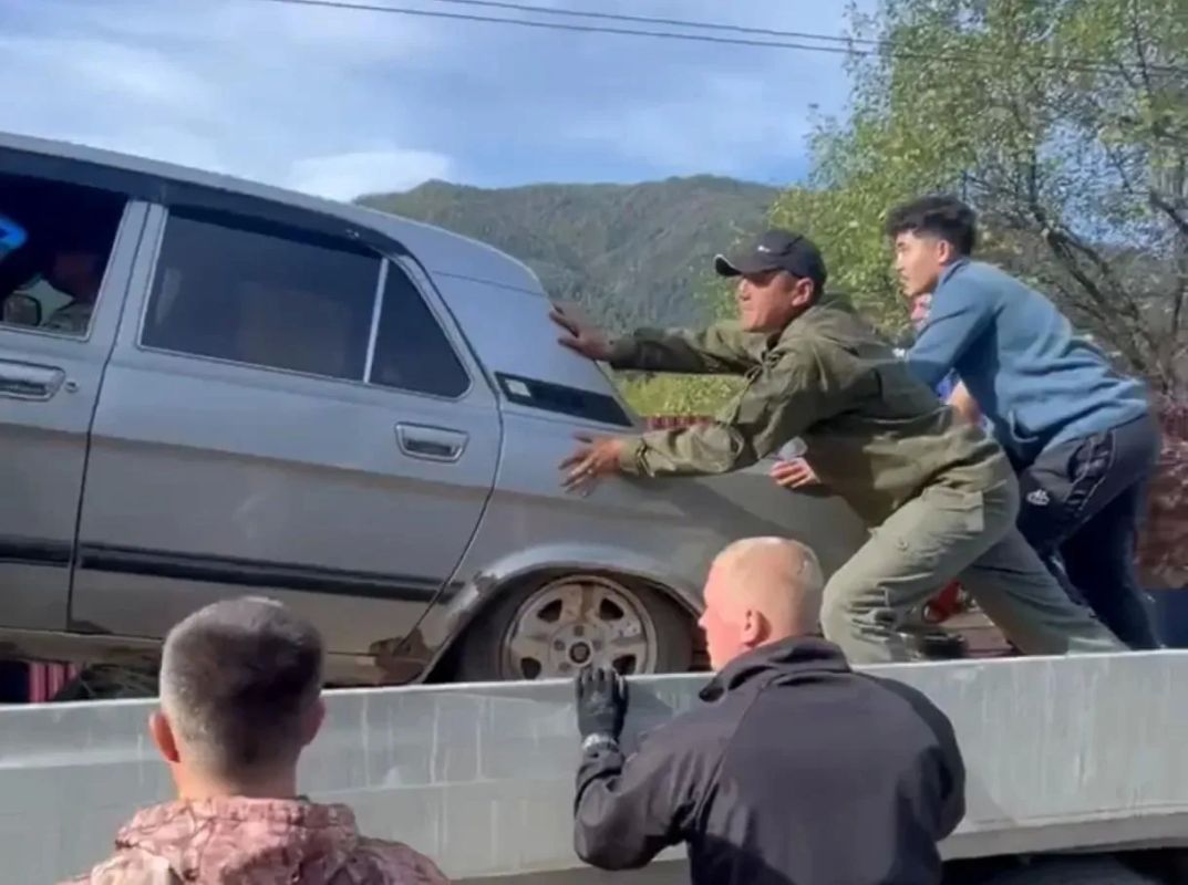 Двадцатитонную фуру с гуманитарной помощью для земляков-военнослужащих вчера загрузили в Чемале Двадцатитонную фуру с гуманитарной помощью для земляков-военнослужащих вчера загрузили в Чемале