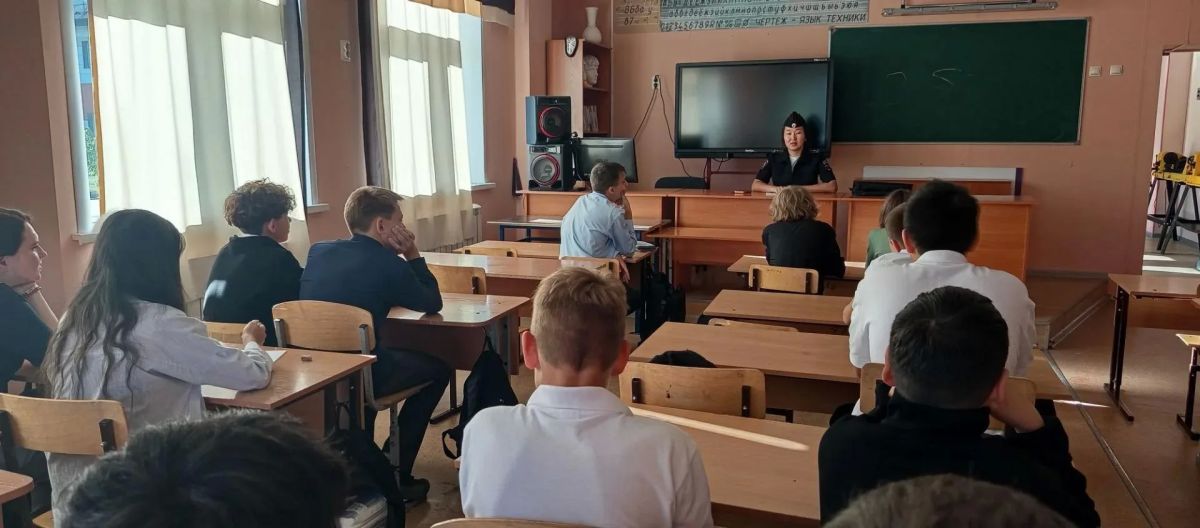 В Республике Алтай сотрудники полиции провели в учебных заведениях антинаркотические классные часы В Республике Алтай сотрудники полиции провели в учебных заведениях антинаркотические классные часы