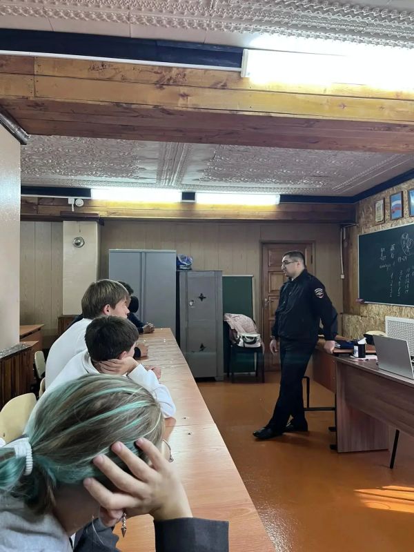В Республике Алтай сотрудники полиции провели в учебных заведениях антинаркотические классные часы В Республике Алтай сотрудники полиции провели в учебных заведениях антинаркотические классные часы