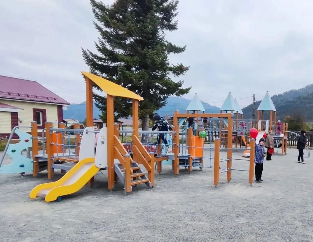 В Аносе официально открыли новую детскую игровую площадку рядом с Домом культуры В Аносе официально открыли новую детскую игровую площадку рядом с Домом культуры