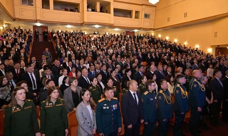 Полпред Президента в Сибирском федеральном округе Анатолий Серышев поздравил Владислава Ховалыга со вступлением в должность Главы Республики Тыва Полпред Президента в Сибирском федеральном округе Анатолий Серышев поздравил Владислава Ховалыга со вступлением в должность Главы Республики Тыва
