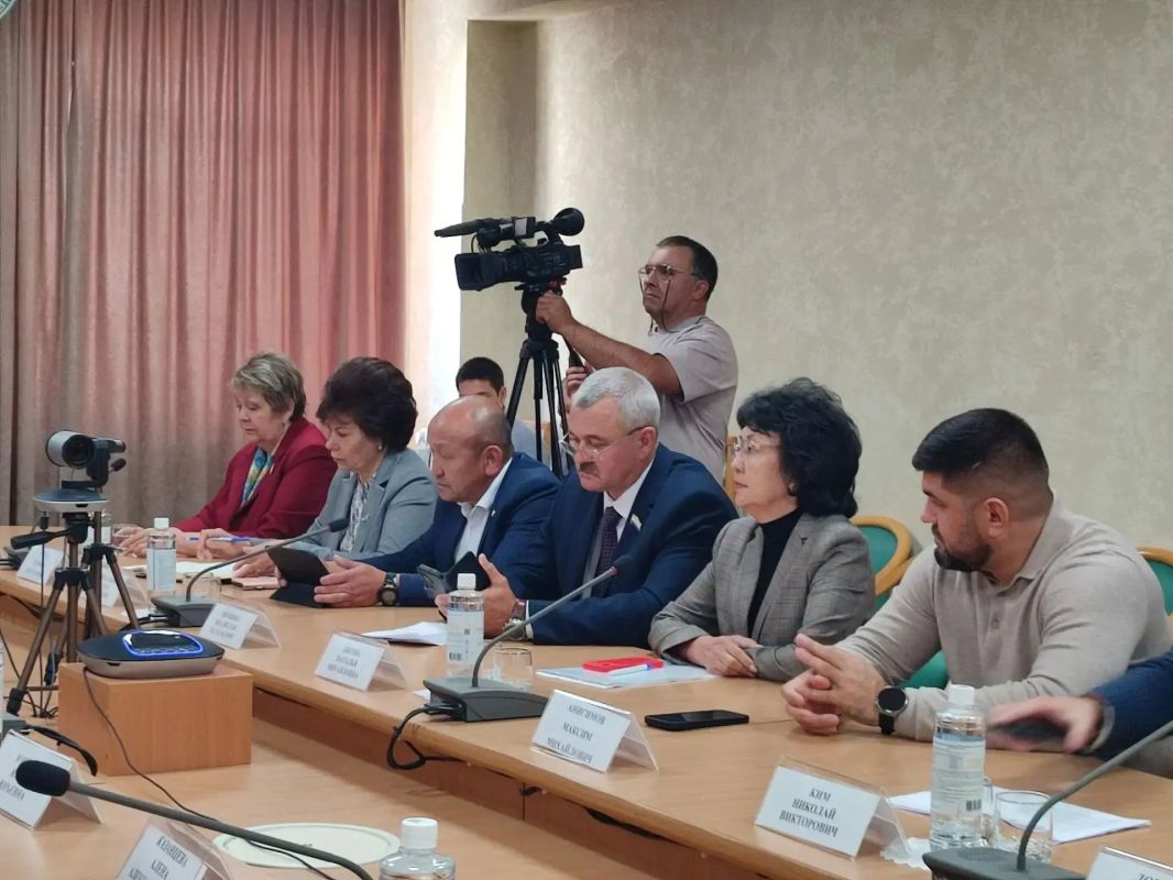 Прямо сейчас в региональном Парламенте проходит заседание Комитета по развитию туризма, предпринимательства, спорта и молодёжной политике Прямо сейчас в региональном Парламенте проходит заседание Комитета по развитию туризма, предпринимательства, спорта и молодёжной политике