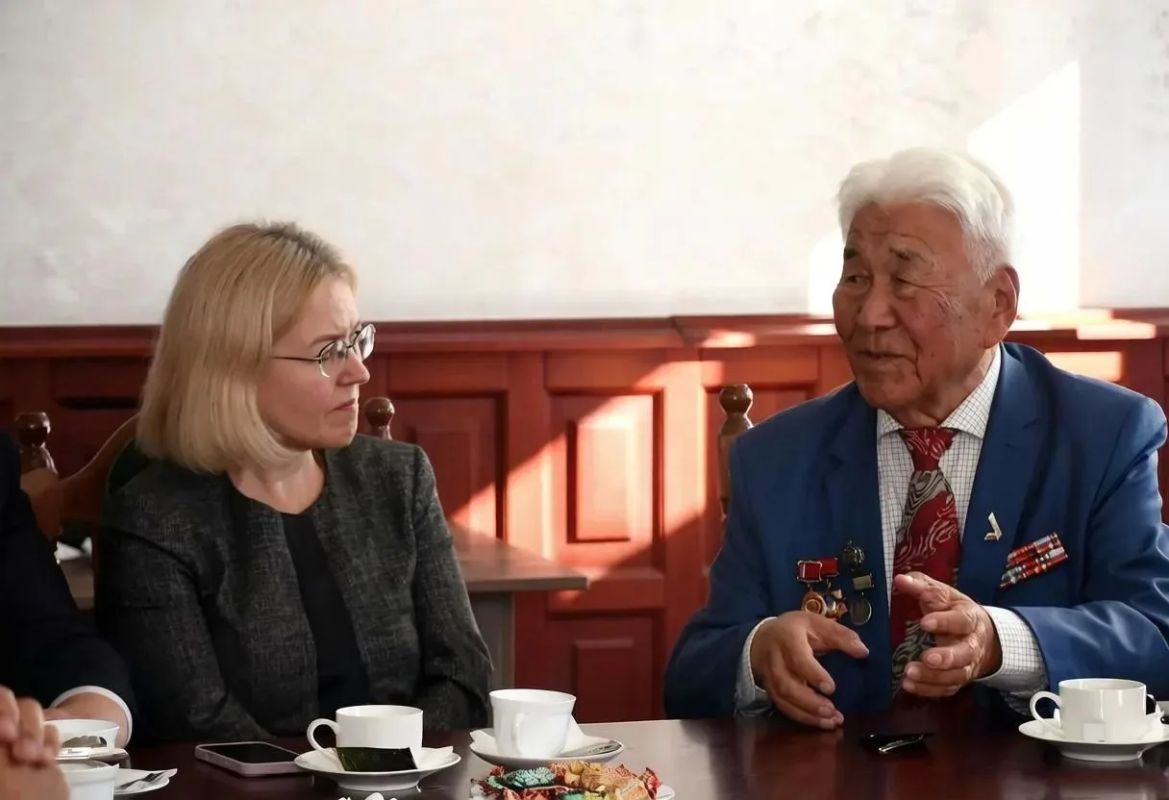 90 лет служения людям и Отчизне: в Горно-Алтайске чествовали Бориса Кондулеевича Алушкина 90 лет служения людям и Отчизне: в Горно-Алтайске чествовали Бориса Кондулеевича Алушкина