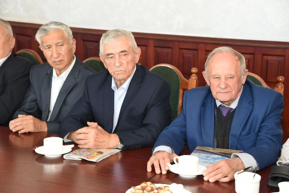 90 лет служения людям и Отчизне: в Горно-Алтайске чествовали Бориса Кондулеевича Алушкина 90 лет служения людям и Отчизне: в Горно-Алтайске чествовали Бориса Кондулеевича Алушкина