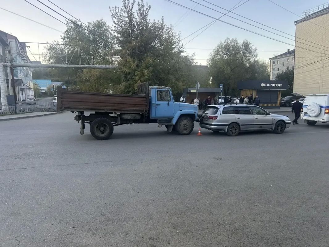 В Горно-Алтайске сотрудники полиции устанавливают причины и обстоятельства ДТП, в результате которого погиб один из водителей