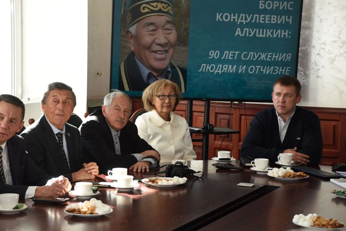 90 лет служения людям и Отчизне: в Горно-Алтайске чествовали Бориса Кондулеевича Алушкина 90 лет служения людям и Отчизне: в Горно-Алтайске чествовали Бориса Кондулеевича Алушкина