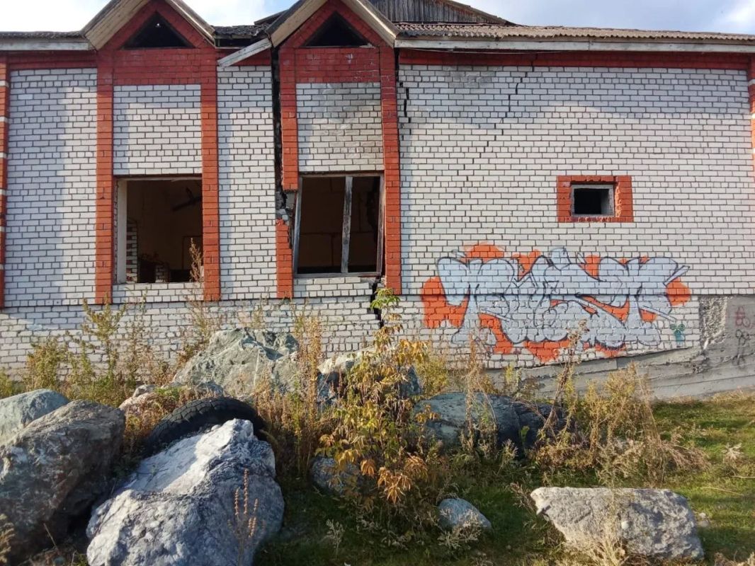 От подписчика. В самом сердце туристического села Чемал — на центральной улице Пчелкина , по которой ежедневно проходят сотни людей, стоит «бомба замедленного действия» От подписчика. В самом сердце туристического села Чемал — на центральной улице Пчелкина , по которой ежедневно проходят сотни людей, стоит «бомба замедленного действия»