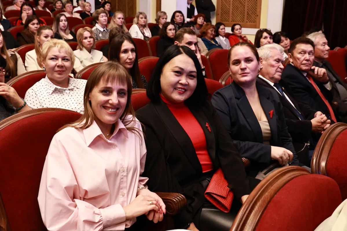 Депутат Госдумы Александр Суразов поздравил учителей региона с профессиональным праздником Депутат Госдумы Александр Суразов поздравил учителей региона с профессиональным праздником