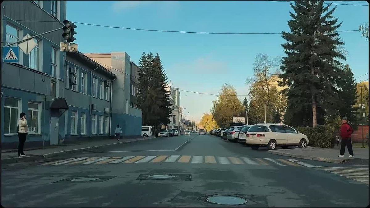Осенний вторник вступает в свои права: туман, прохлада, спешащие на работу люди