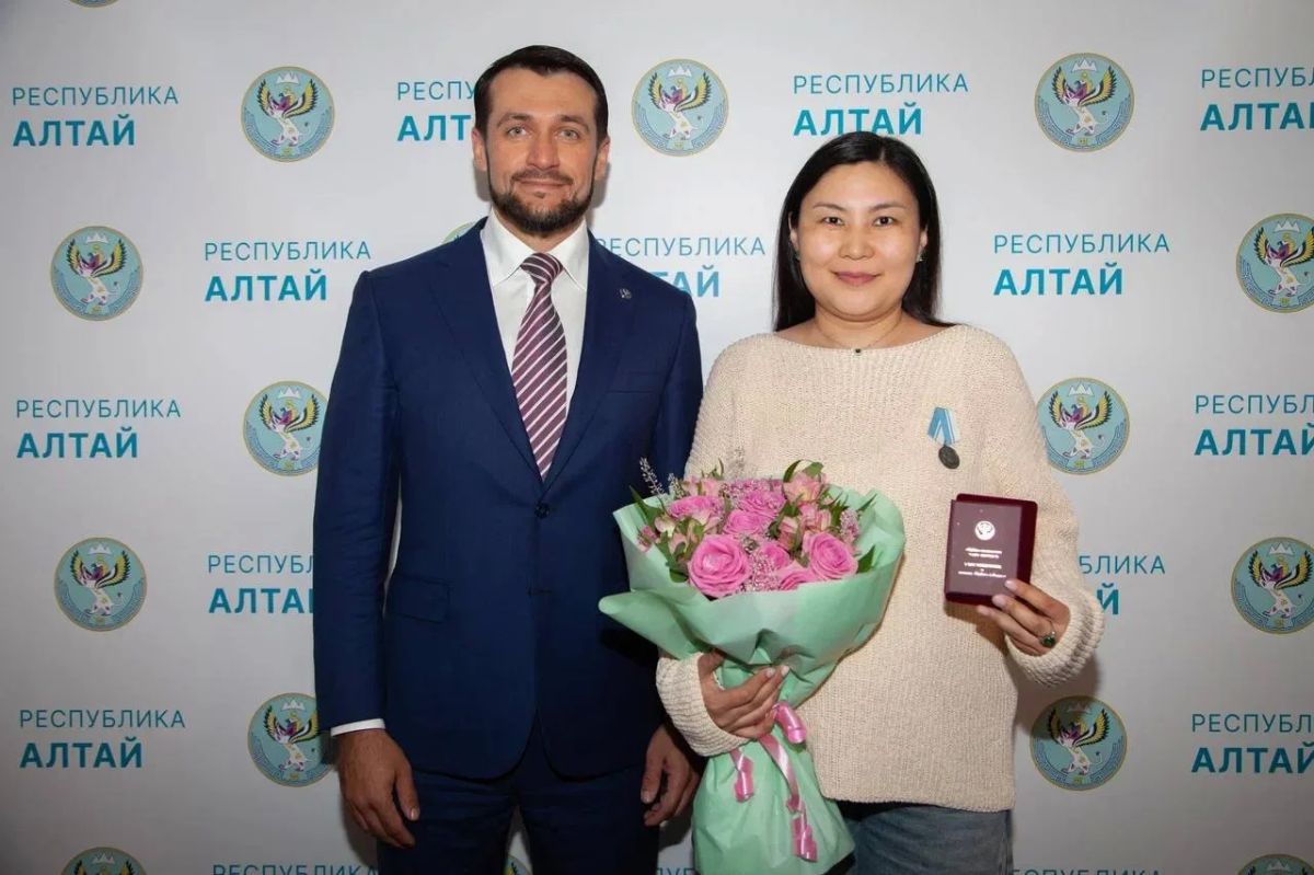 Уроженке Республики Алтай вручили медаль «Ирбис» за поддержку участников СВО