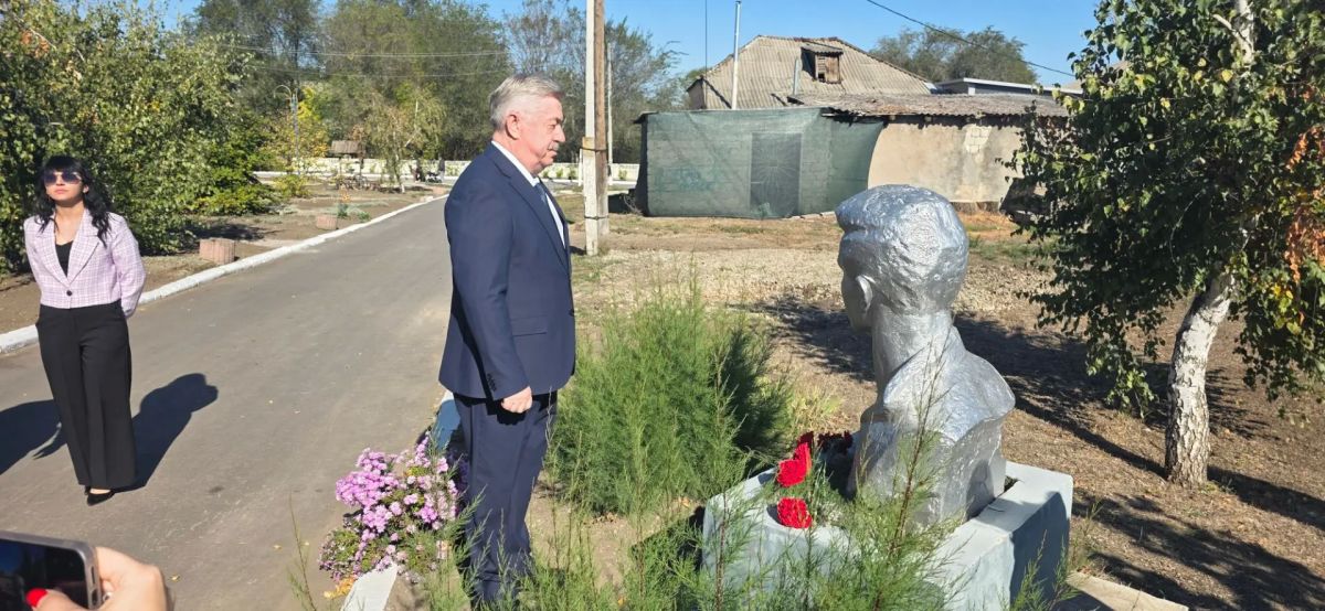 Виктор Водолацкий: Сегодня посетил село Жёлтое Славяносербского муниципального округа, где состоялось торжественное открытие обновлённого сквера Молодогвардейцев Виктор Водолацкий: Сегодня посетил село Жёлтое Славяносербского муниципального округа, где состоялось торжественное открытие обновлённого сквера Молодогвардейцев