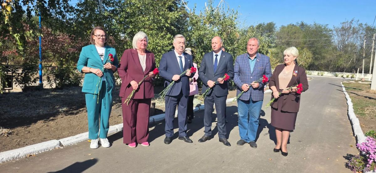Виктор Водолацкий: Сегодня посетил село Жёлтое Славяносербского муниципального округа, где состоялось торжественное открытие обновлённого сквера Молодогвардейцев