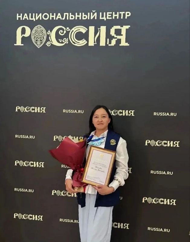 Учитель школы имени Л.И. Тюковой Баянгуль Бегенова получила Благодарность Администрации Президента Российской Федерации на Шестом Всероссийском форуме классных руководителей в Москве — «За большой вклад в развитие...