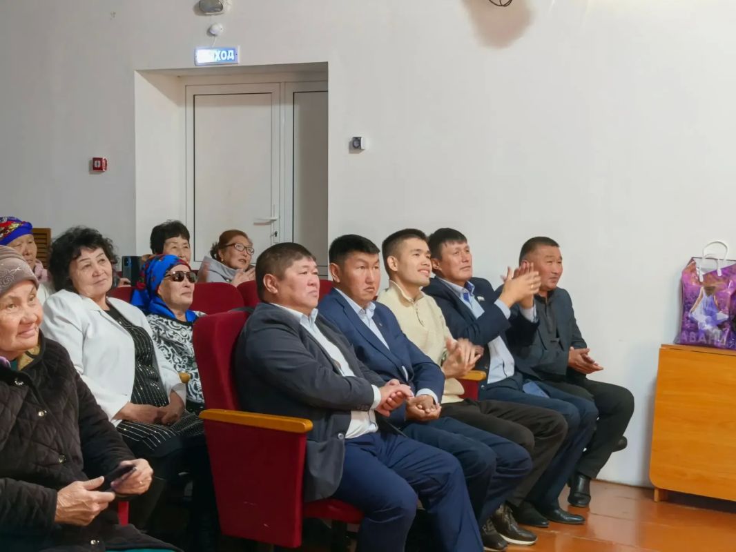 Депутат Республики Алтай Айдар Тазрашев совместно с депутатом Государственной Думы Александром Суразовым, председателем районного Совета Амаду Токоековым и главой Улаганского района Айдаром Акчиным провел в селе Улаган прием... Депутат Республики Алтай Айдар Тазрашев совместно с депутатом Государственной Думы Александром Суразовым, председателем районного Совета Амаду Токоековым и главой Улаганского района Айдаром Акчиным провел в селе Улаган прием...