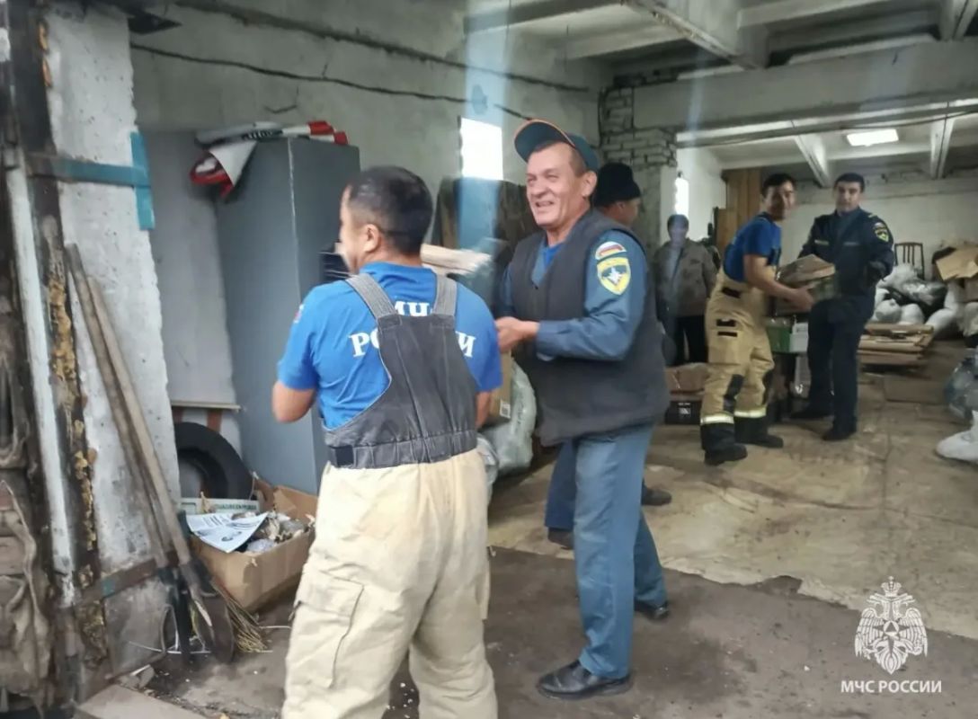Пожарные оказали помощь в погрузке Пожарные оказали помощь в погрузке
