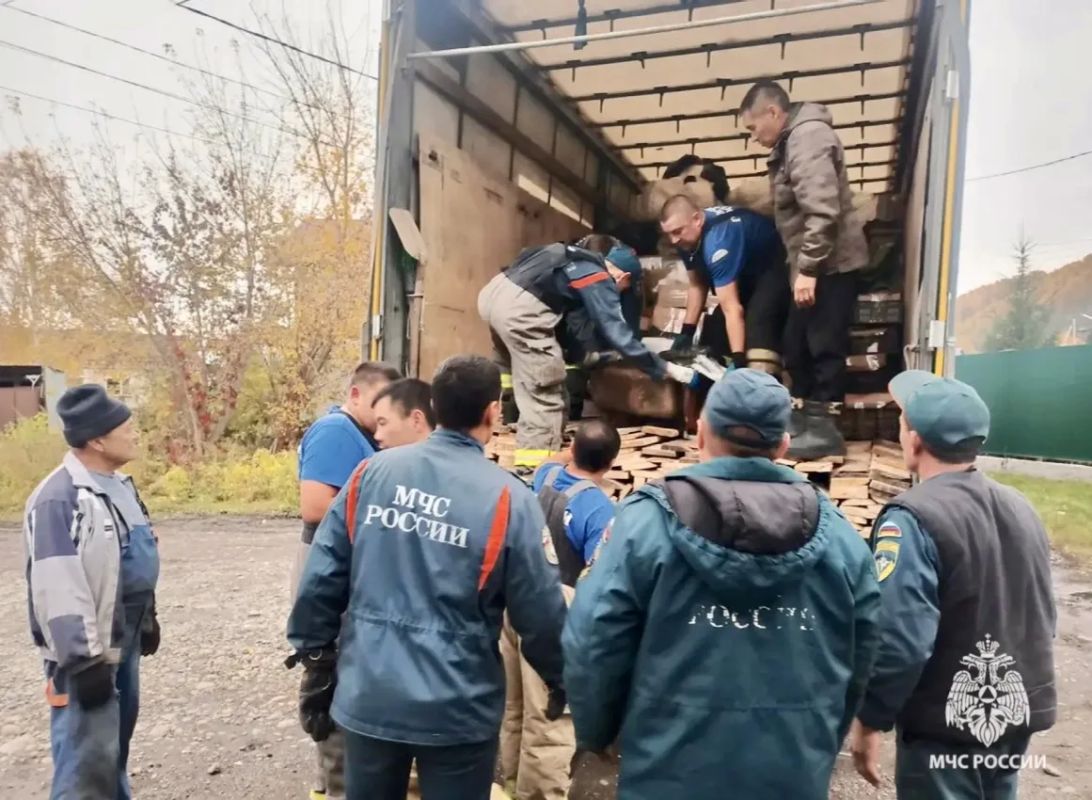 Пожарные оказали помощь в погрузке Пожарные оказали помощь в погрузке