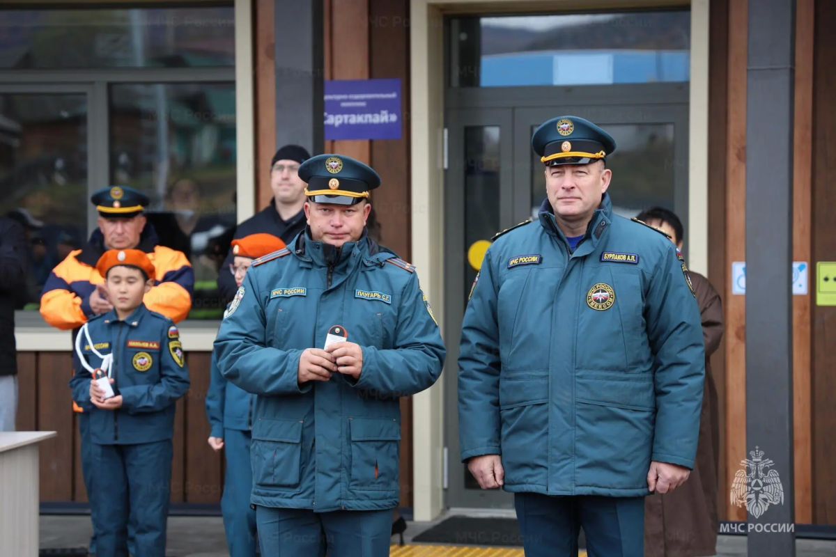 В селе Онгудай на торжественной церемонии открытия соревнований по пожарному кроссфиту личному составу были присвоены очередные специальные звания, а также вручены ведомственные награды В селе Онгудай на торжественной церемонии открытия соревнований по пожарному кроссфиту личному составу были присвоены очередные специальные звания, а также вручены ведомственные награды