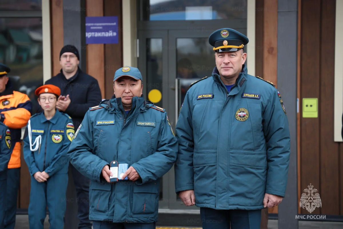 В селе Онгудай на торжественной церемонии открытия соревнований по пожарному кроссфиту личному составу были присвоены очередные специальные звания, а также вручены ведомственные награды В селе Онгудай на торжественной церемонии открытия соревнований по пожарному кроссфиту личному составу были присвоены очередные специальные звания, а также вручены ведомственные награды