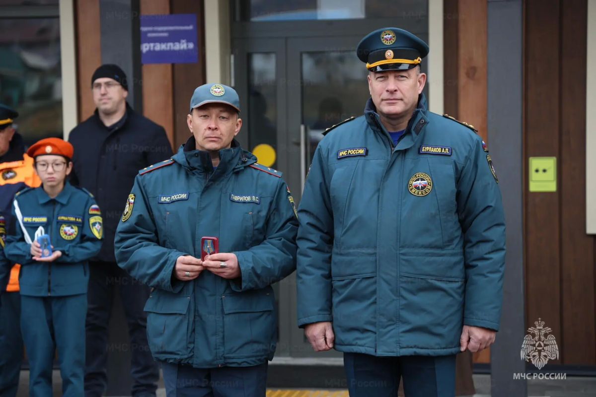 В селе Онгудай на торжественной церемонии открытия соревнований по пожарному кроссфиту личному составу были присвоены очередные специальные звания, а также вручены ведомственные награды В селе Онгудай на торжественной церемонии открытия соревнований по пожарному кроссфиту личному составу были присвоены очередные специальные звания, а также вручены ведомственные награды