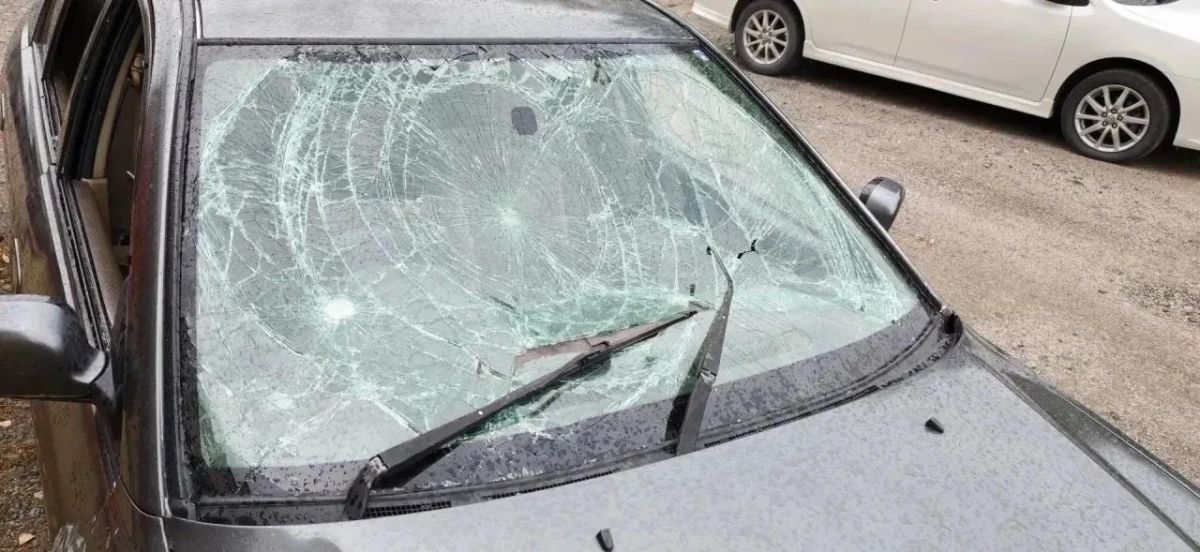 Два молодых человека поругались в Горно-Алтайске, а пострадал автомобиль