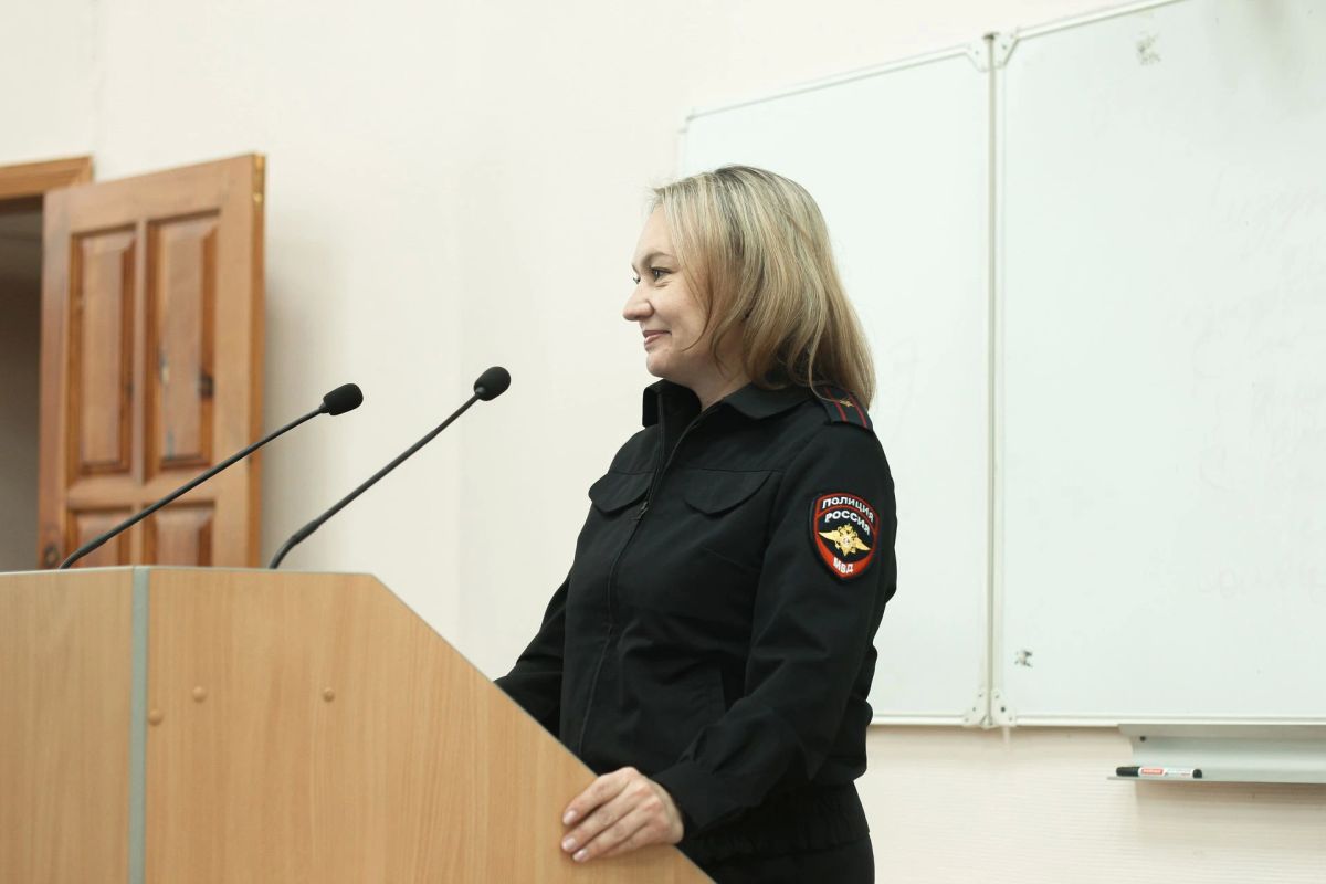В Горно-Алтайске сотрудники полиции рассказали студентам о вреде наркотиков и ответственности за их распространение В Горно-Алтайске сотрудники полиции рассказали студентам о вреде наркотиков и ответственности за их распространение