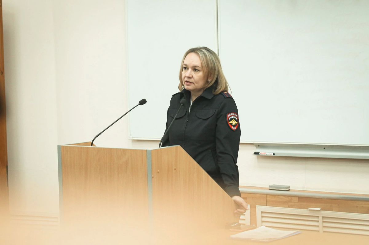 В Горно-Алтайске сотрудники полиции рассказали студентам о вреде наркотиков и ответственности за их распространение В Горно-Алтайске сотрудники полиции рассказали студентам о вреде наркотиков и ответственности за их распространение