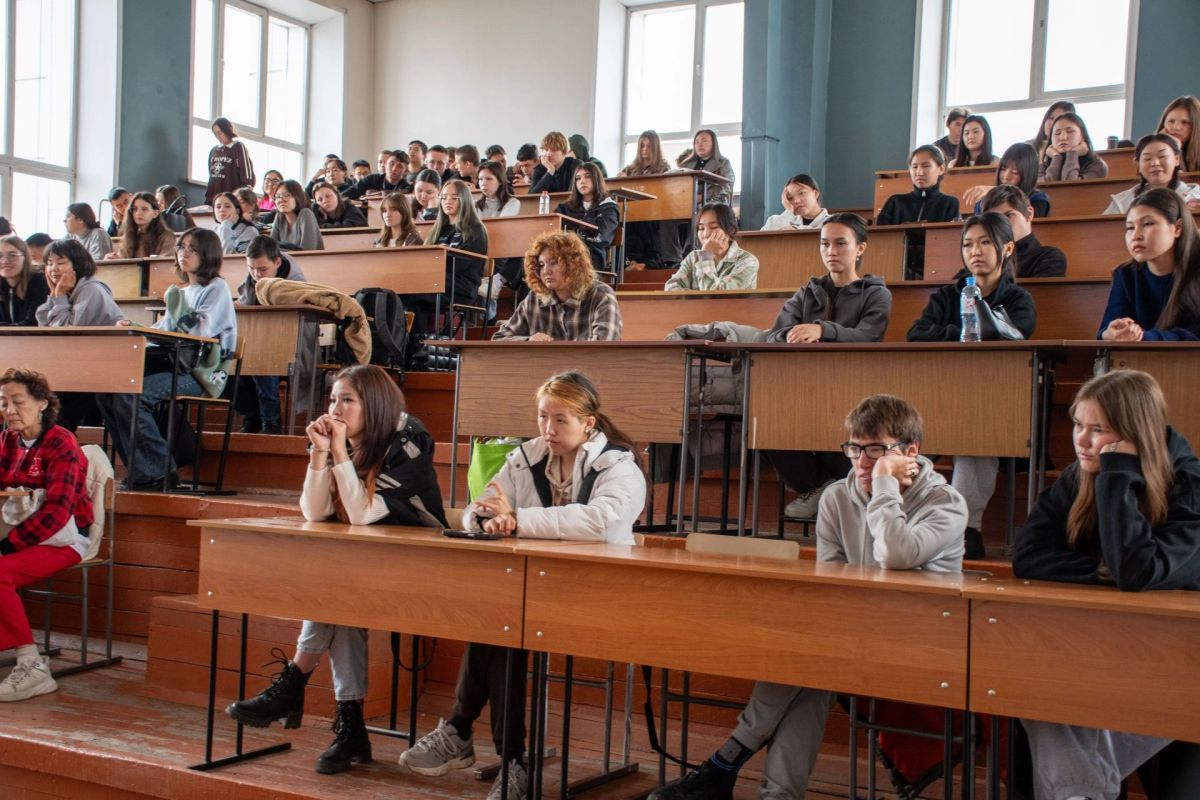 В Горно-Алтайске сотрудники полиции рассказали студентам о вреде наркотиков и ответственности за их распространение В Горно-Алтайске сотрудники полиции рассказали студентам о вреде наркотиков и ответственности за их распространение