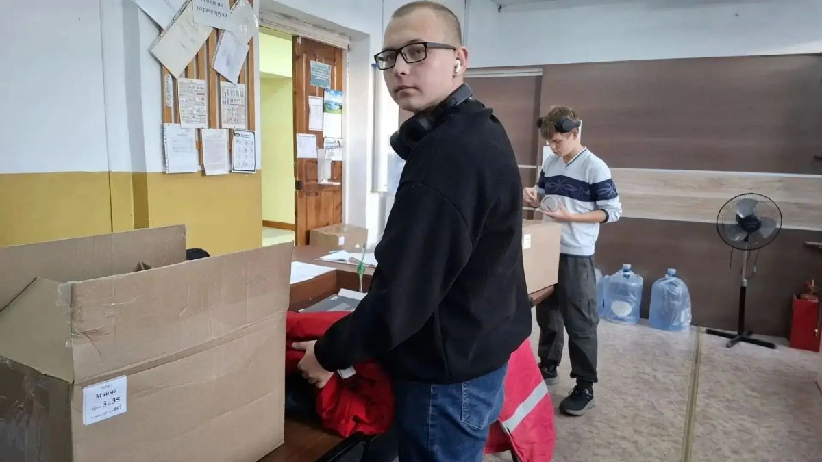 Коллектив Майминского сельскохозяйственного техникума поддержал участников СВО – для бойцов собрали необходимые вещи: термобельё, носки, перчатки, шапки и другие предметы первой необходимости