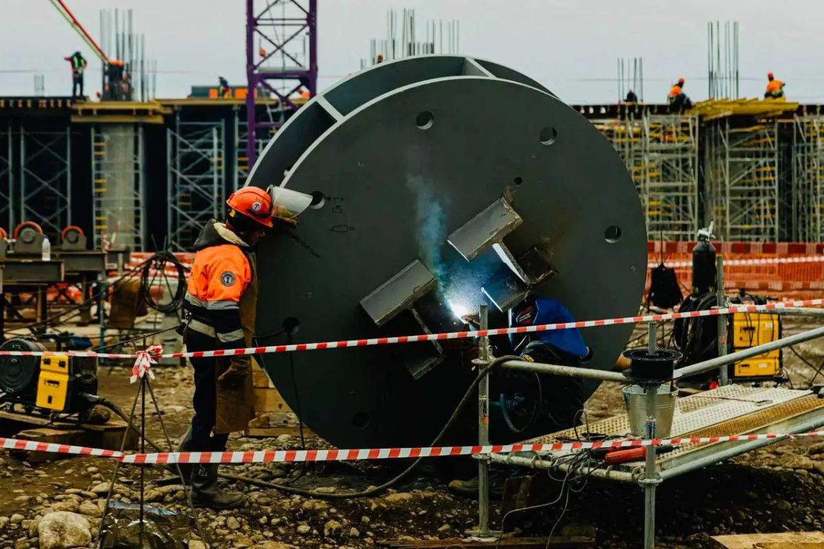 Первая мегаколонна нового терминала смонтирована в аэропорту Горно-Алтайска - мегаколонны станут основой несущего каркаса будущего терминала, который сможет принимать до 800 пассажиров в час Первая мегаколонна нового терминала смонтирована в аэропорту Горно-Алтайска - мегаколонны станут основой несущего каркаса будущего терминала, который сможет принимать до 800 пассажиров в час
