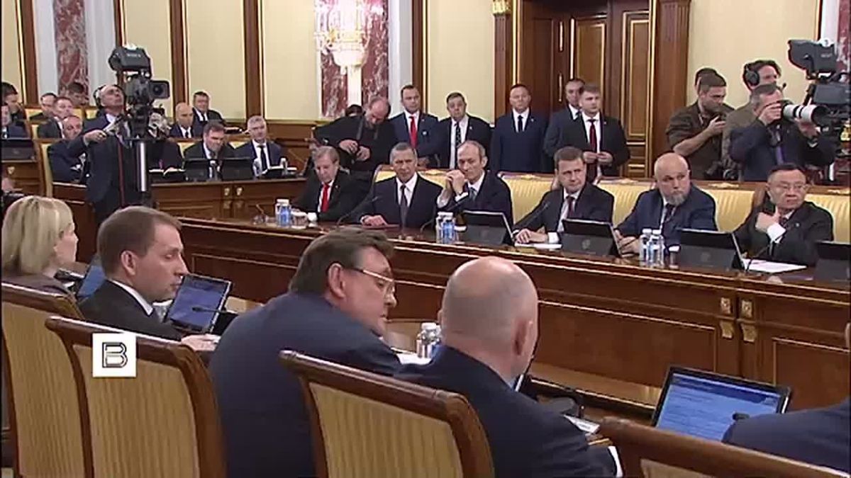 Михаил Мишустин провел первое заседание правительства в обновленном составе - сегодня утром Владимир Путин подписал указы о назначении четырех вице-премьеров и министра транспорта