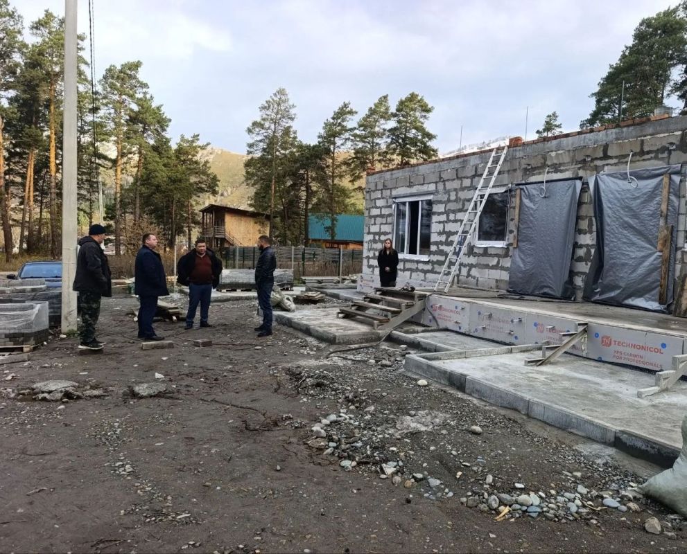 Глава Майминского района Пётр Громов провёл выездную планёрку в селе Манжерок, где проинспектировал ход строительства двухквартирного жилого дома для учителей