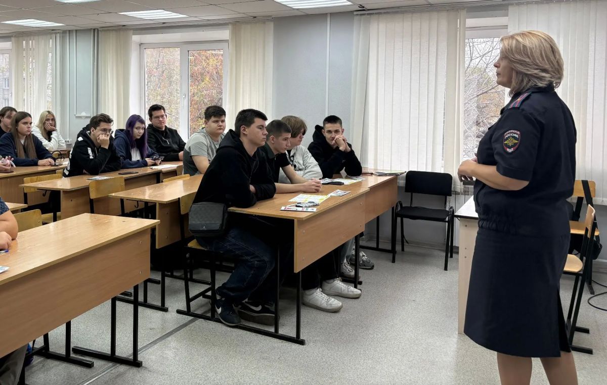 Для 2 500 студентов Барнаула транспортные полицейские провели уроки безопасности Для 2 500 студентов Барнаула транспортные полицейские провели уроки безопасности