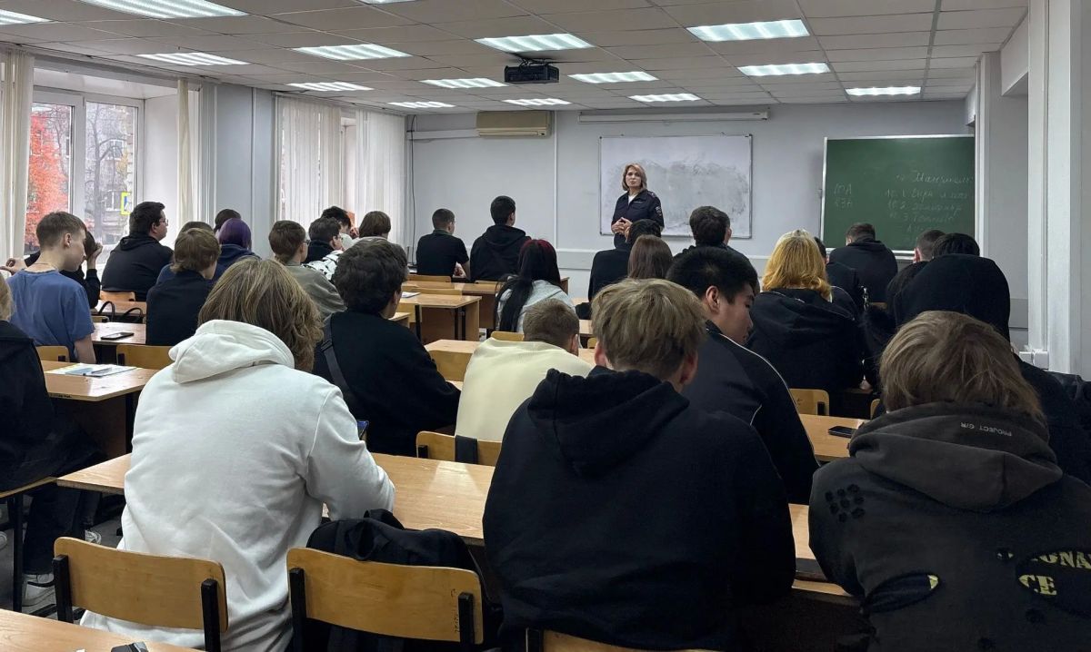 Для 2 500 студентов Барнаула транспортные полицейские провели уроки безопасности Для 2 500 студентов Барнаула транспортные полицейские провели уроки безопасности