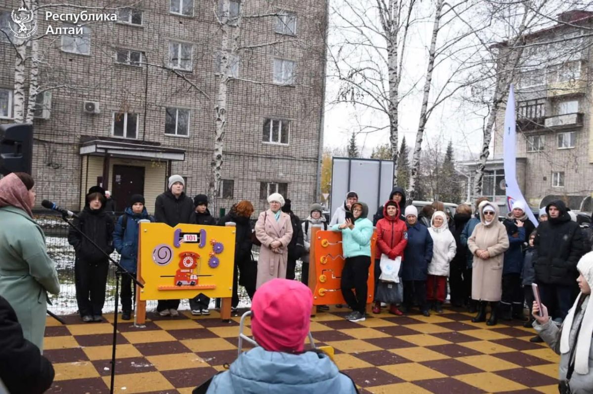 В микрорайоне Жилмассив завершены работы по благоустройству дворов трёх многоквартирных домов по проспекту Коммунистический, 176, 178 и 180 В микрорайоне Жилмассив завершены работы по благоустройству дворов трёх многоквартирных домов по проспекту Коммунистический, 176, 178 и 180